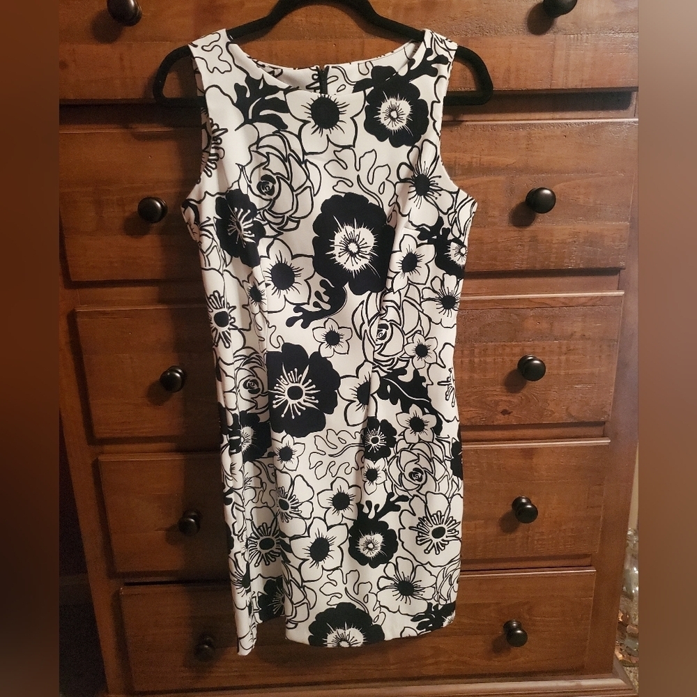 I.N.STUDIO Black and White Floral Pattern. Zips in back. Very Flattering. Size 8
